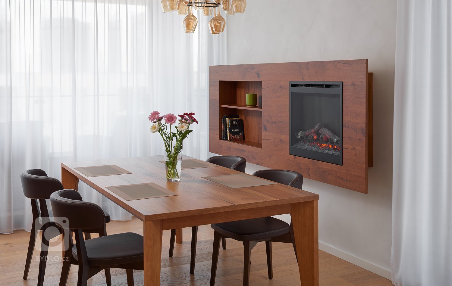 Krásné vybavení interiéru v nové pražské rezidenci. Obliba kombinace bílého laku a dřevodekoru v interiérovém nábytku je už řadu let velmi populární. Důraz se…