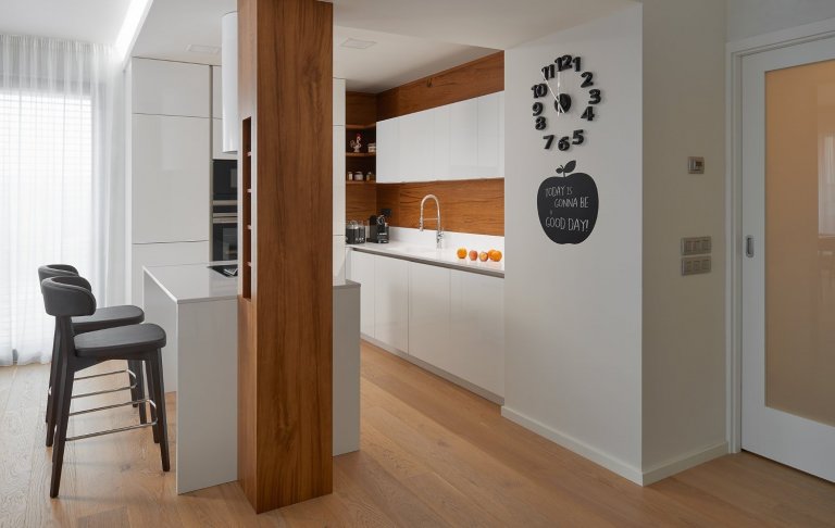 Krásné vybavení interiéru v nové pražské rezidenci. Obliba kombinace bílého laku a dřevodekoru v interiérovém nábytku je už řadu let velmi populární. Důraz se…