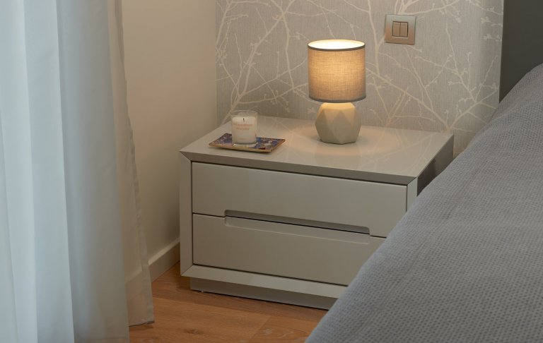 Krásné vybavení interiéru v nové pražské rezidenci. Obliba kombinace bílého laku a dřevodekoru v interiérovém nábytku je už řadu let velmi populární. Důraz se…