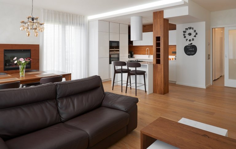 Krásné vybavení interiéru v nové pražské rezidenci. Obliba kombinace bílého laku a dřevodekoru v interiérovém nábytku je už řadu let velmi populární. Důraz se…