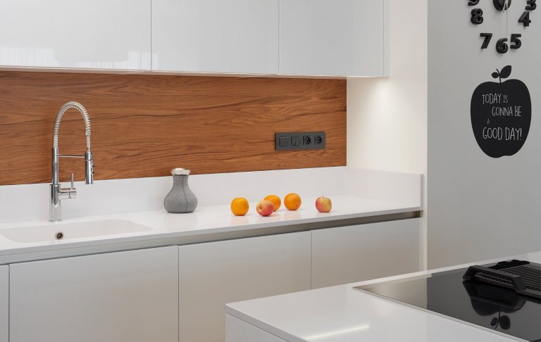 Krásné vybavení interiéru v nové pražské rezidenci. Obliba kombinace bílého laku a dřevodekoru v interiérovém nábytku je už řadu let velmi populární. Důraz se…