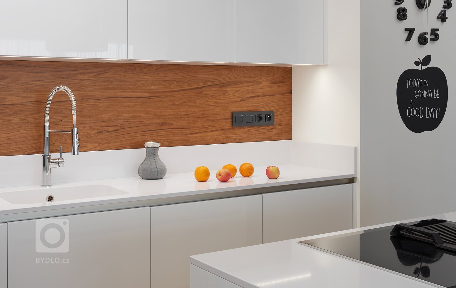 Krásné vybavení interiéru v nové pražské rezidenci. Obliba kombinace bílého laku a dřevodekoru v interiérovém nábytku je už řadu let velmi populární. Důraz se…