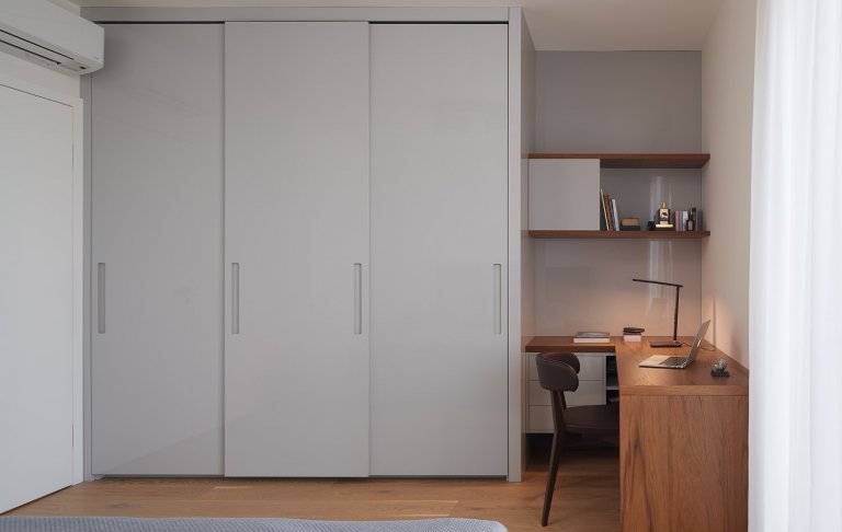 Krásné vybavení interiéru v nové pražské rezidenci. Obliba kombinace bílého laku a dřevodekoru v interiérovém nábytku je už řadu let velmi populární. Důraz se…