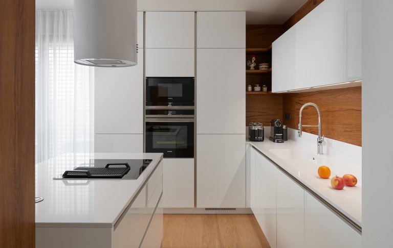 Krásné vybavení interiéru v nové pražské rezidenci. Obliba kombinace bílého laku a dřevodekoru v interiérovém nábytku je už řadu let velmi populární. Důraz se…