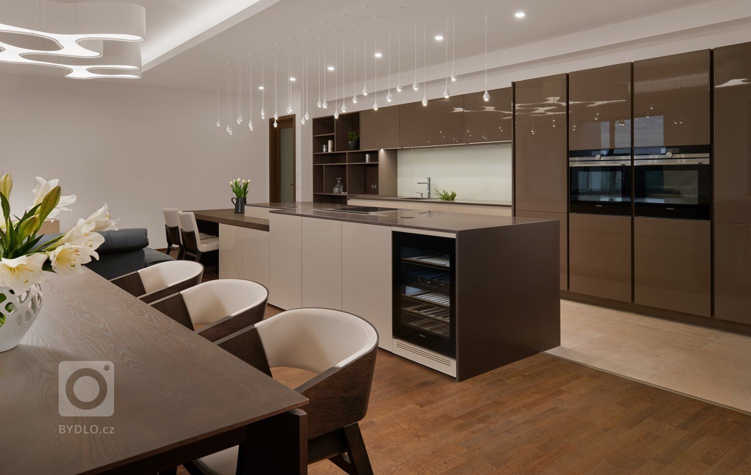 Na holešovické Marině Island vyrostla řada nových luxusních bytových domů. Do těchto bytů dodáváme řadu nábytku a především interiérové dveře.&nbsp;
&nbsp;

…