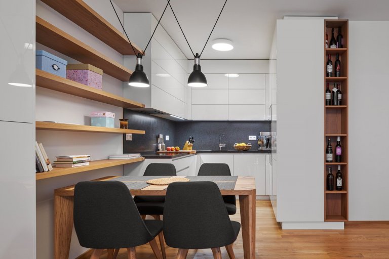 Luxus, design a praktičnost. To vše lze spatřit v této realizaci. Kompletní interiér na míru v kombinaci bílého laku a dýhy dubu rustikal. Kuchyně ELITE/LINE,…