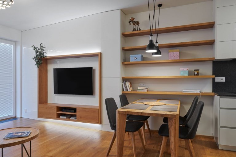 Luxus, design a praktičnost. To vše lze spatřit v této realizaci. Kompletní interiér na míru v kombinaci bílého laku a dýhy dubu rustikal. Kuchyně ELITE/LINE,…