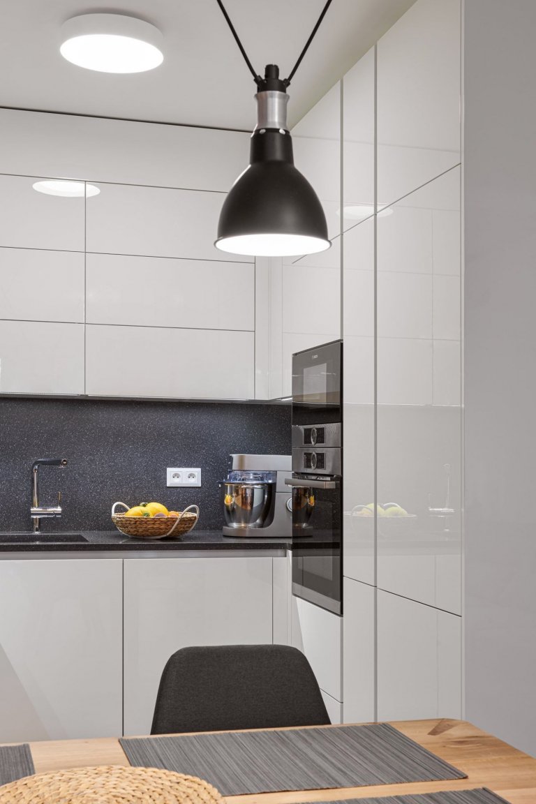 Luxus, design a praktičnost. To vše lze spatřit v této realizaci. Kompletní interiér na míru v kombinaci bílého laku a dýhy dubu rustikal. Kuchyně ELITE/LINE,…