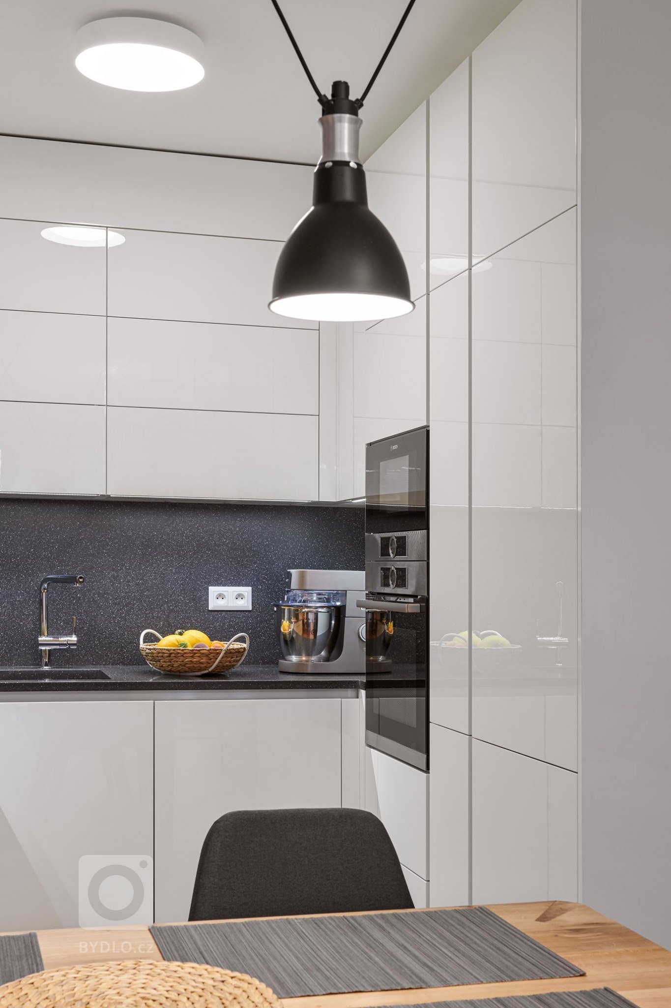 Luxus, design a praktičnost. To vše lze spatřit v této realizaci. Kompletní interiér na míru v kombinaci bílého laku a dýhy dubu rustikal. Kuchyně ELITE/LINE,…