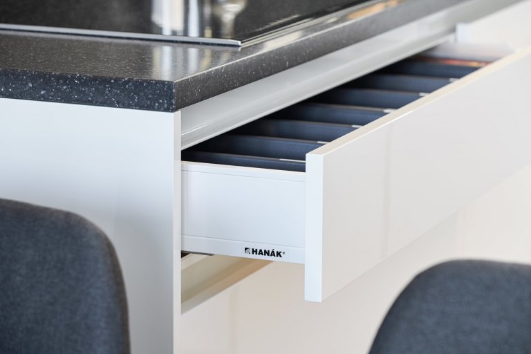 Luxus, design a praktičnost. To vše lze spatřit v této realizaci. Kompletní interiér na míru v kombinaci bílého laku a dýhy dubu rustikal. Kuchyně ELITE/LINE,…