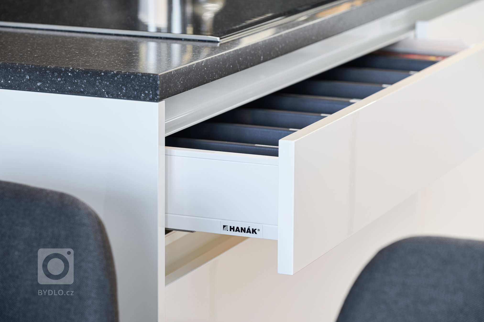 Luxus, design a praktičnost. To vše lze spatřit v této realizaci. Kompletní interiér na míru v kombinaci bílého laku a dýhy dubu rustikal. Kuchyně ELITE/LINE,…