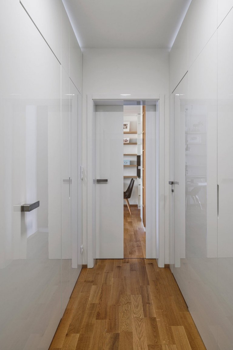 Luxus, design a praktičnost. To vše lze spatřit v této realizaci. Kompletní interiér na míru v kombinaci bílého laku a dýhy dubu rustikal. Kuchyně ELITE/LINE,…