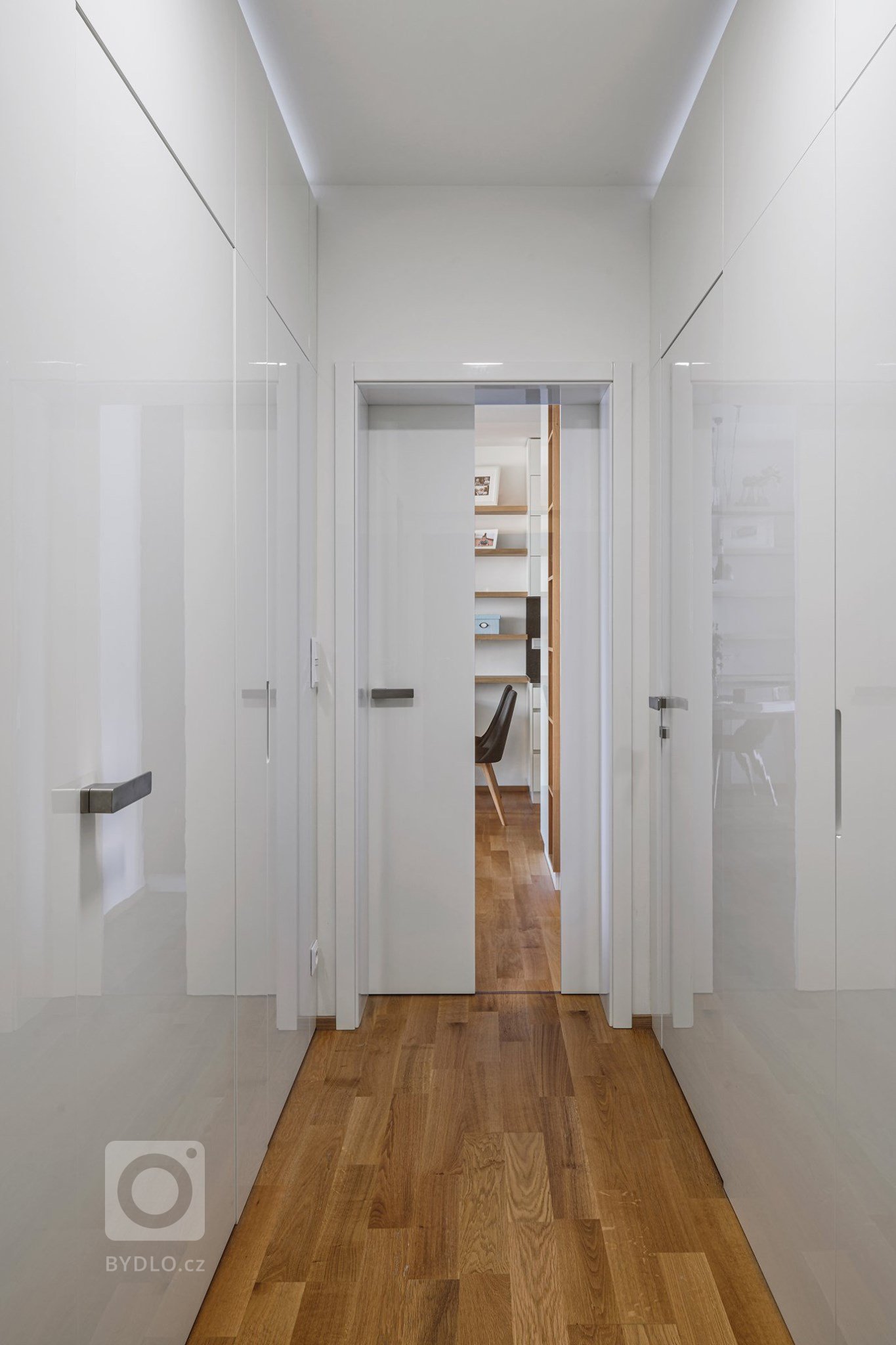 Luxus, design a praktičnost. To vše lze spatřit v této realizaci. Kompletní interiér na míru v kombinaci bílého laku a dýhy dubu rustikal. Kuchyně ELITE/LINE,…