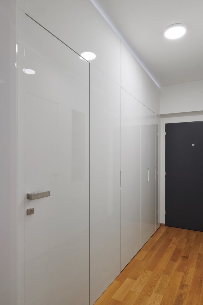 Luxus, design a praktičnost. To vše lze spatřit v této realizaci. Kompletní interiér na míru v kombinaci bílého laku a dýhy dubu rustikal. Kuchyně ELITE/LINE,…