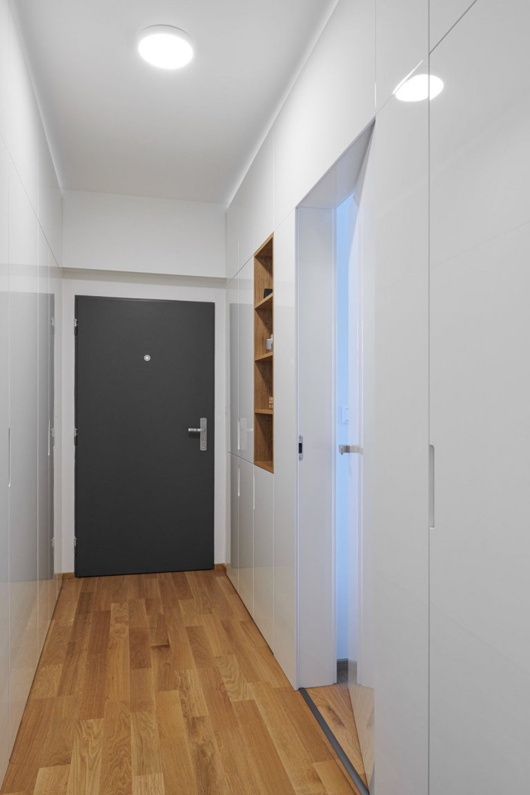 Luxus, design a praktičnost. To vše lze spatřit v této realizaci. Kompletní interiér na míru v kombinaci bílého laku a dýhy dubu rustikal. Kuchyně ELITE/LINE,…