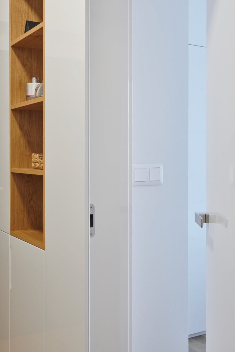 Luxus, design a praktičnost. To vše lze spatřit v této realizaci. Kompletní interiér na míru v kombinaci bílého laku a dýhy dubu rustikal. Kuchyně ELITE/LINE,…