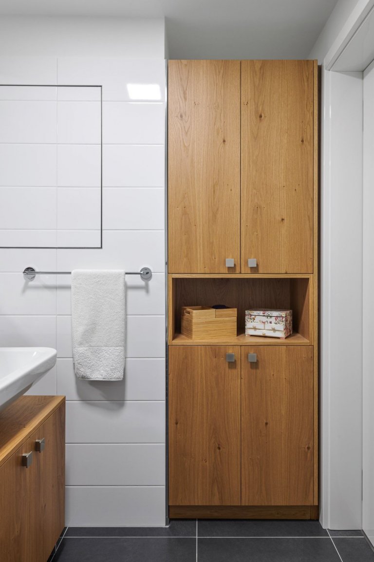 Luxus, design a praktičnost. To vše lze spatřit v této realizaci. Kompletní interiér na míru v kombinaci bílého laku a dýhy dubu rustikal. Kuchyně ELITE/LINE,…