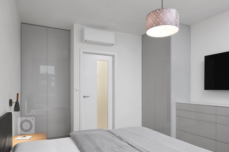 Naprosto dokonalý interiér. Kombinace šedého laku s přírodní dýhou působí velmi luxusně a elegantně. Kuchyně ELITE/LINE s ostrůvkovým řešením nás naprosto…