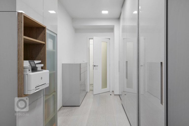 Naprosto dokonalý interiér. Kombinace šedého laku s přírodní dýhou působí velmi luxusně a elegantně. Kuchyně ELITE/LINE s ostrůvkovým řešením nás naprosto…