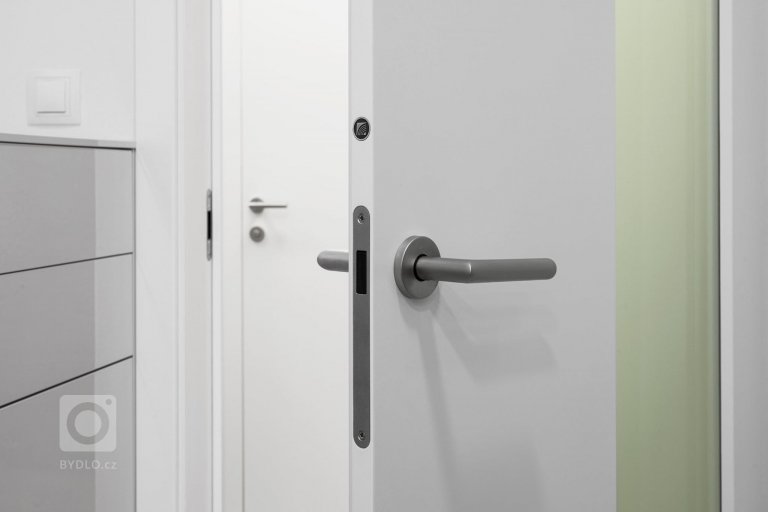 Naprosto dokonalý interiér. Kombinace šedého laku s přírodní dýhou působí velmi luxusně a elegantně. Kuchyně ELITE/LINE s ostrůvkovým řešením nás naprosto…