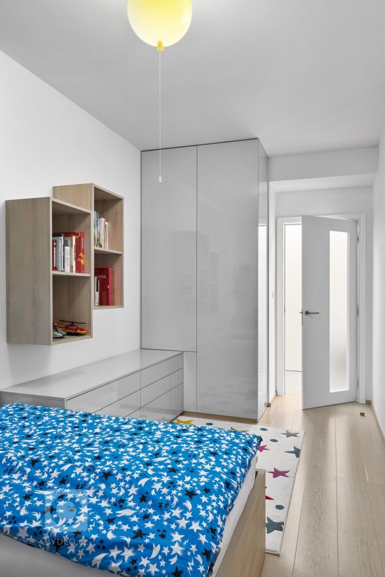 Naprosto dokonalý interiér. Kombinace šedého laku s přírodní dýhou působí velmi luxusně a elegantně. Kuchyně ELITE/LINE s ostrůvkovým řešením nás naprosto…