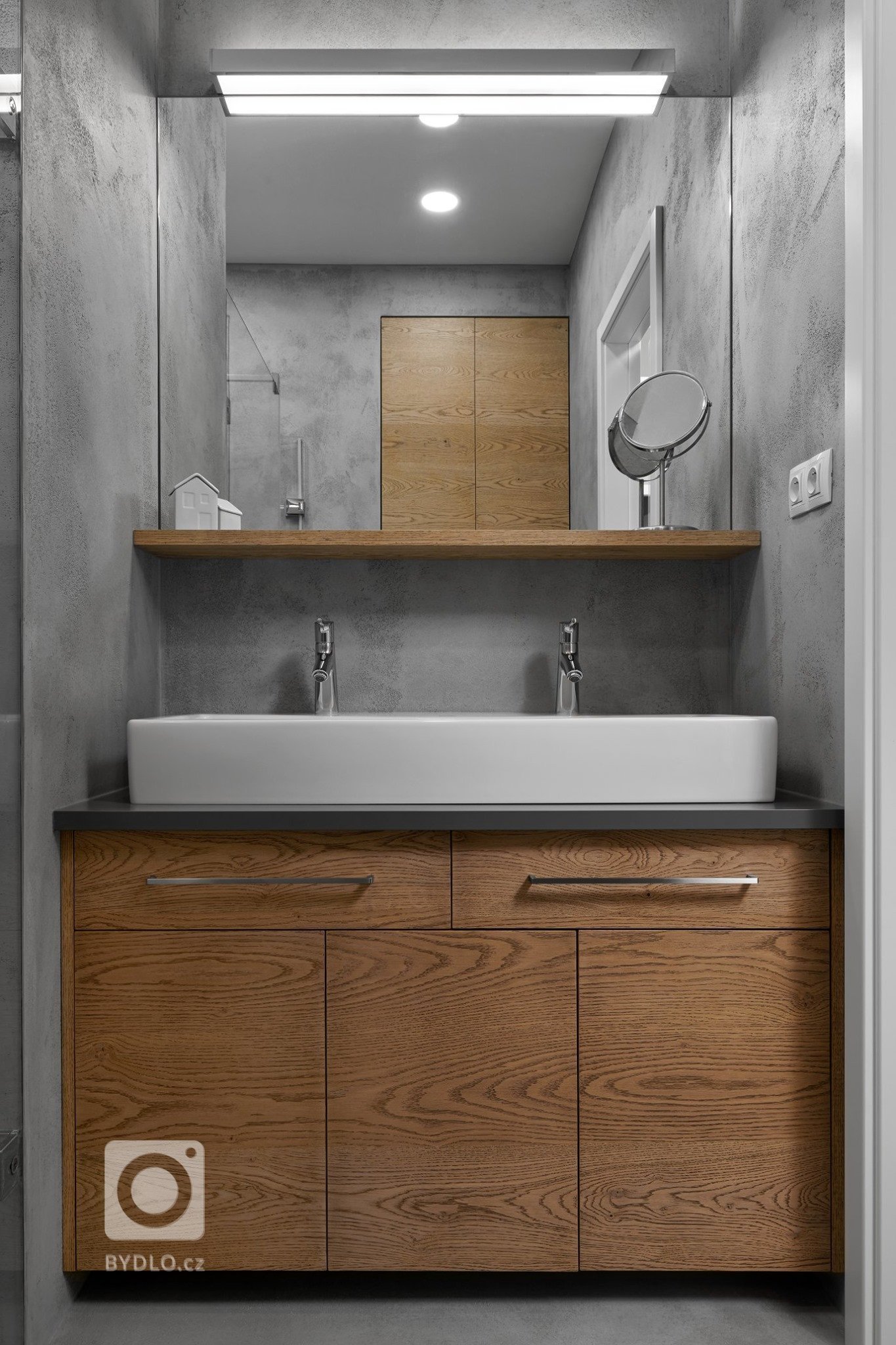 Naprosto dokonalý interiér. Kombinace šedého laku s přírodní dýhou působí velmi luxusně a elegantně. Kuchyně ELITE/LINE s ostrůvkovým řešením nás naprosto…