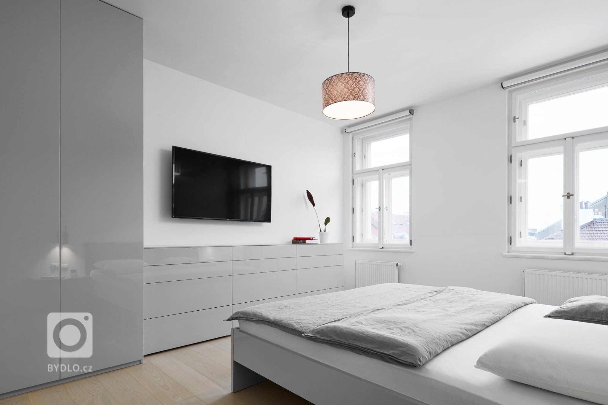 Naprosto dokonalý interiér. Kombinace šedého laku s přírodní dýhou působí velmi luxusně a elegantně. Kuchyně ELITE/LINE s ostrůvkovým řešením nás naprosto…