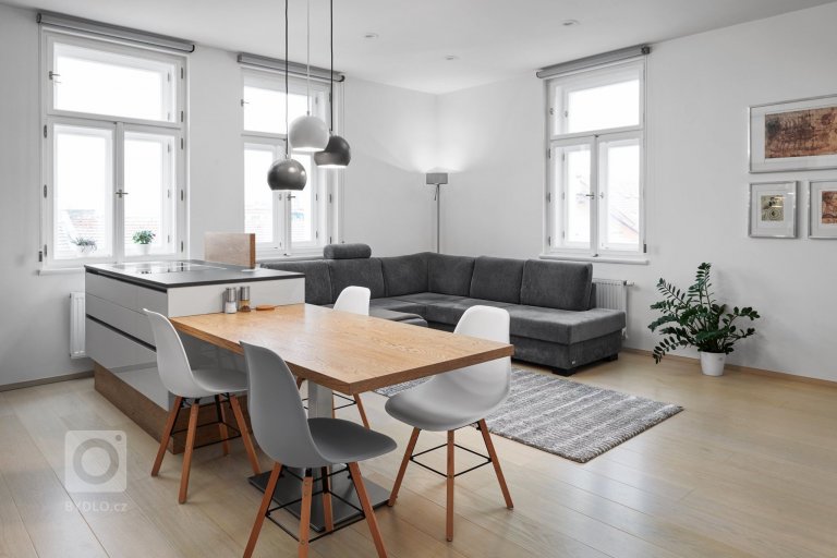 Naprosto dokonalý interiér. Kombinace šedého laku s přírodní dýhou působí velmi luxusně a elegantně. Kuchyně ELITE/LINE s ostrůvkovým řešením nás naprosto…
