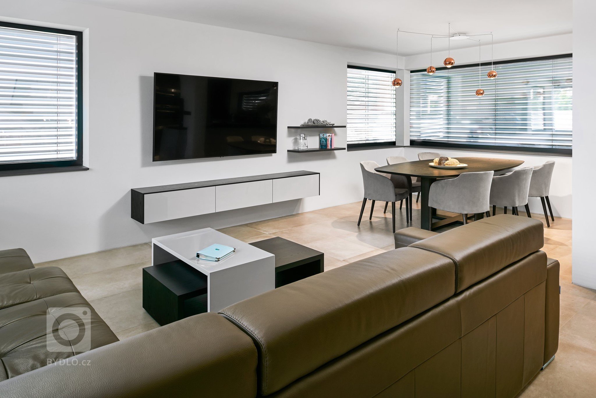 Šedý lak ve vysokém lesku jste si velmi oblíbili, a proto přinášíme další realizaci v tomto krásném odstínu v kombinaci s tmavou přírodní dýhou. U nás najdete…