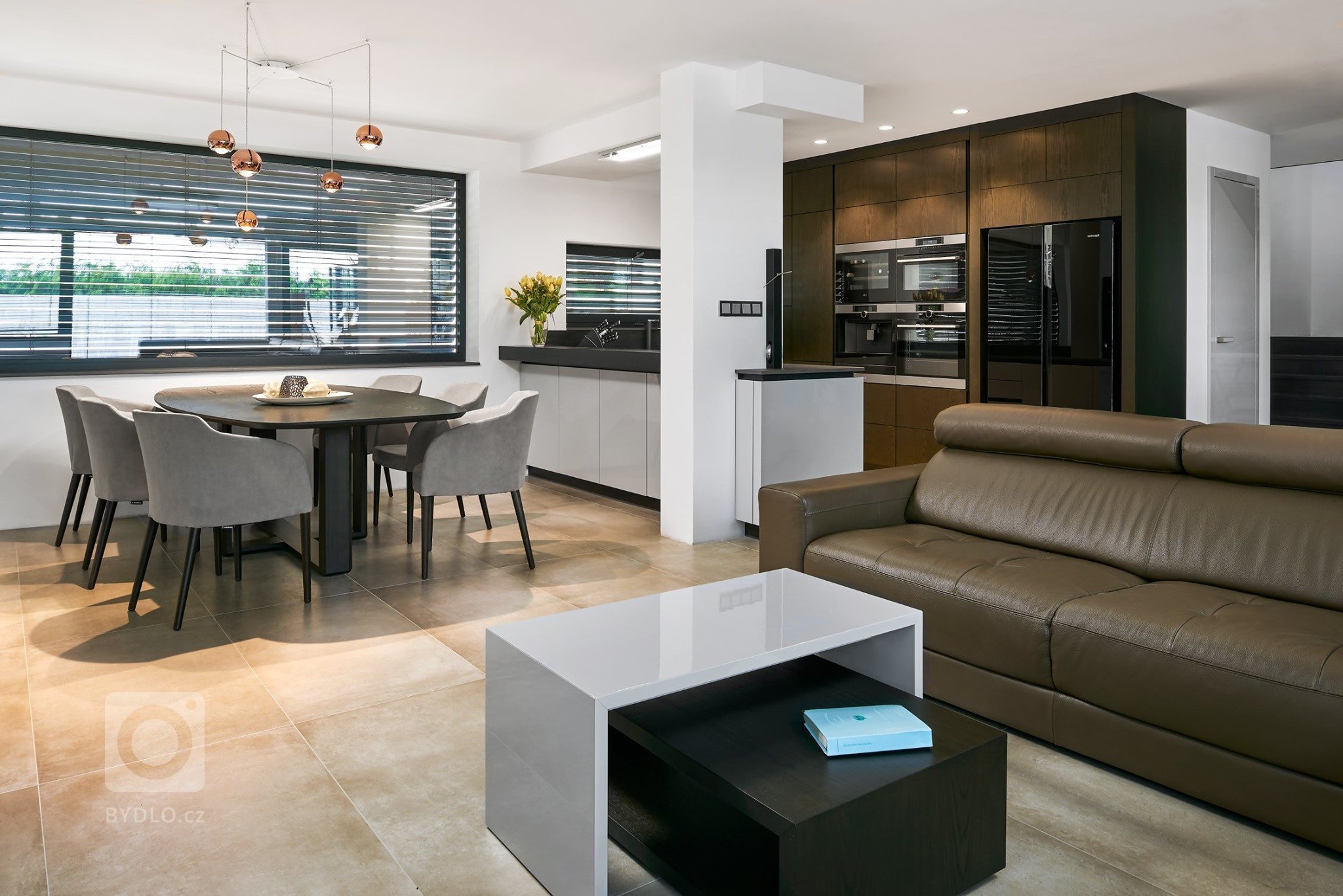 Šedý lak ve vysokém lesku jste si velmi oblíbili, a proto přinášíme další realizaci v tomto krásném odstínu v kombinaci s tmavou přírodní dýhou. U nás najdete…