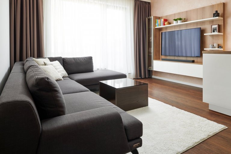 Krásný a útulný byt s kuchyní ELITE/STYLE navazující na obývací pokoj nabízí dokonalou sladěnost v interiéru. Pro relaxaci a odpočinek byla do obývacího pokoje…