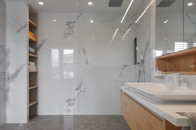 Moderní dům, který je skvělou ukázkou našeho HANÁK INTERIOR CONCEPT. Kompletní interiér včetně interiérových dveří je sladěný do toho nejmenšího detailu. V…