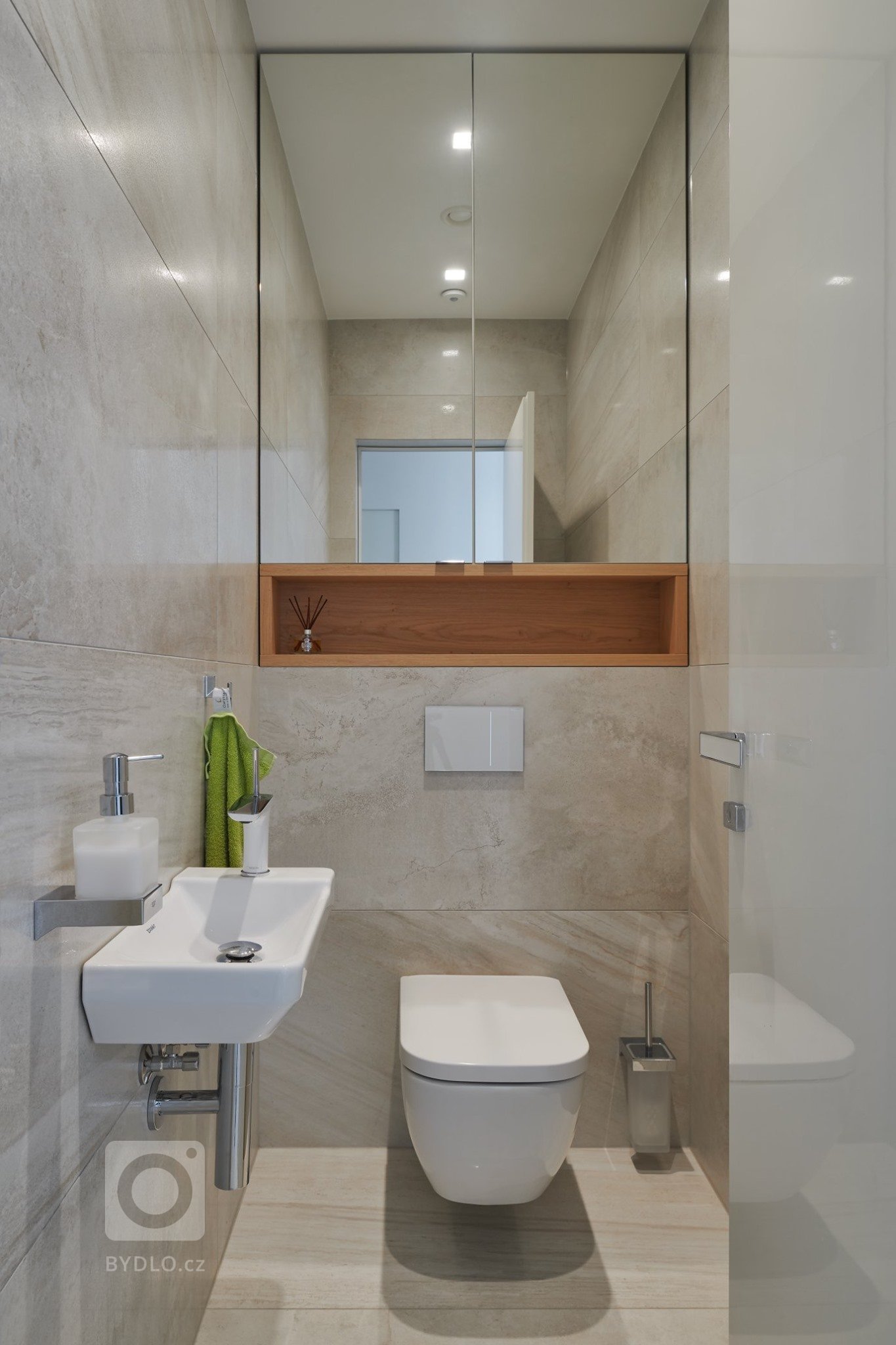 Moderní dům, který je skvělou ukázkou našeho HANÁK INTERIOR CONCEPT. Kompletní interiér včetně interiérových dveří je sladěný do toho nejmenšího detailu. V…