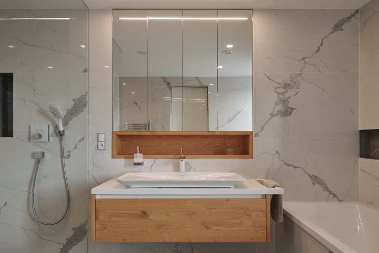 Moderní dům, který je skvělou ukázkou našeho HANÁK INTERIOR CONCEPT. Kompletní interiér včetně interiérových dveří je sladěný do toho nejmenšího detailu. V…