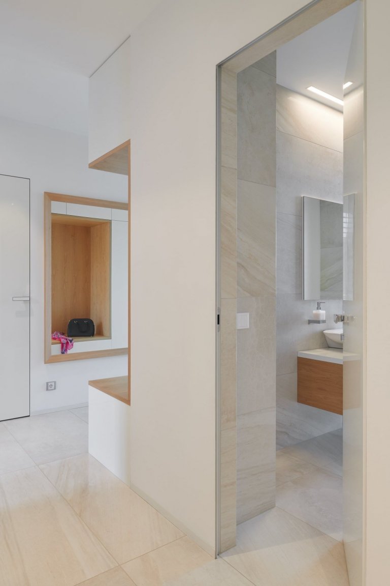 Moderní dům, který je skvělou ukázkou našeho HANÁK INTERIOR CONCEPT. Kompletní interiér včetně interiérových dveří je sladěný do toho nejmenšího detailu. V…