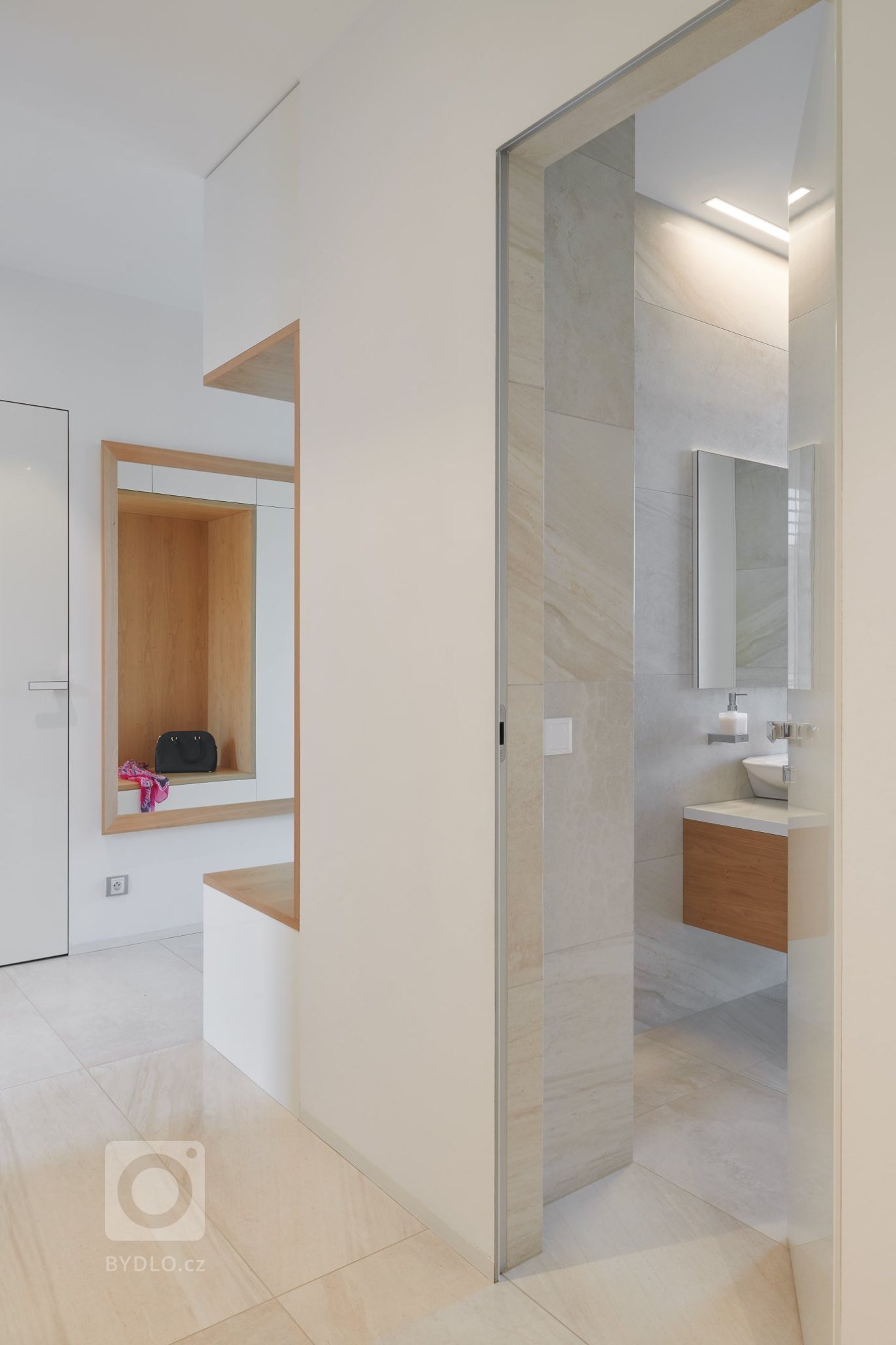 Moderní dům, který je skvělou ukázkou našeho HANÁK INTERIOR CONCEPT. Kompletní interiér včetně interiérových dveří je sladěný do toho nejmenšího detailu. V…