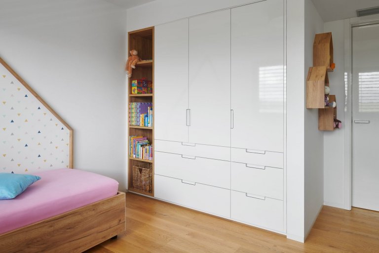 Moderní dům, který je skvělou ukázkou našeho HANÁK INTERIOR CONCEPT. Kompletní interiér včetně interiérových dveří je sladěný do toho nejmenšího detailu. V…