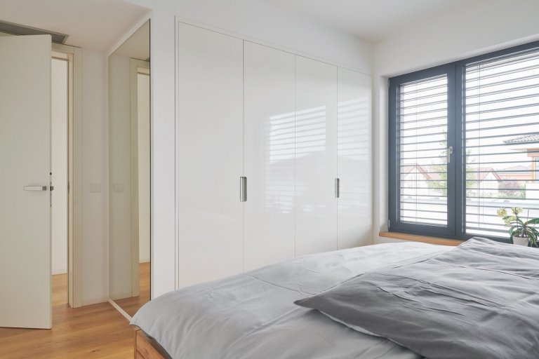 Moderní dům, který je skvělou ukázkou našeho HANÁK INTERIOR CONCEPT. Kompletní interiér včetně interiérových dveří je sladěný do toho nejmenšího detailu. V…