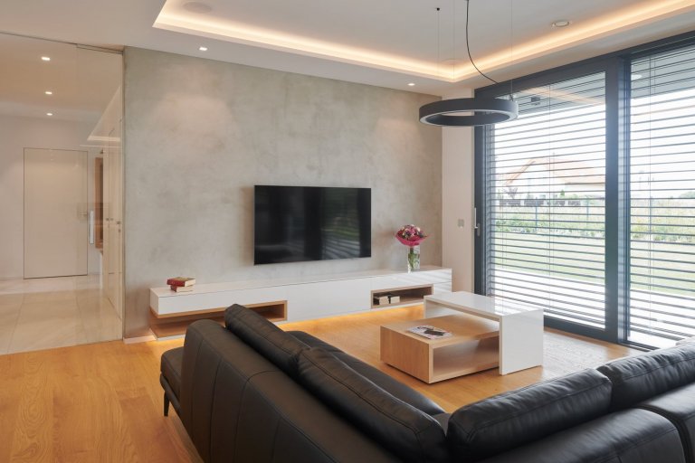 Moderní dům, který je skvělou ukázkou našeho HANÁK INTERIOR CONCEPT. Kompletní interiér včetně interiérových dveří je sladěný do toho nejmenšího detailu. V…