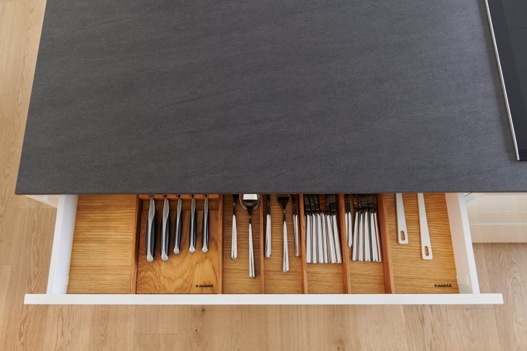 Moderní dům, který je skvělou ukázkou našeho HANÁK INTERIOR CONCEPT. Kompletní interiér včetně interiérových dveří je sladěný do toho nejmenšího detailu. V…