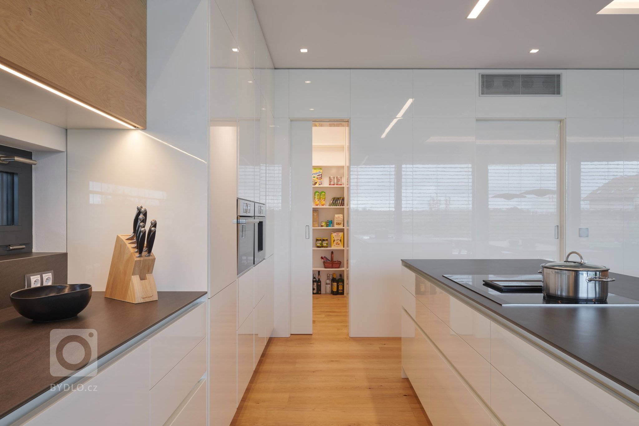 Moderní dům, který je skvělou ukázkou našeho HANÁK INTERIOR CONCEPT. Kompletní interiér včetně interiérových dveří je sladěný do toho nejmenšího detailu. V…