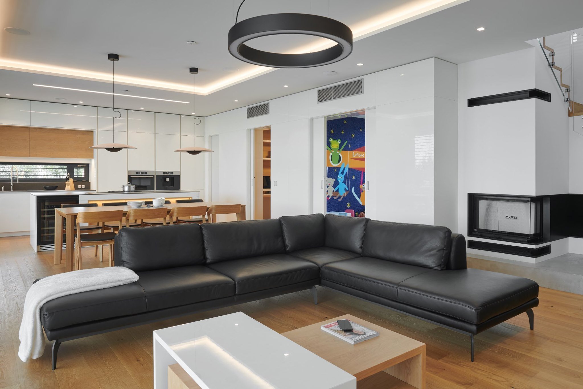Moderní dům, který je skvělou ukázkou našeho HANÁK INTERIOR CONCEPT. Kompletní interiér včetně interiérových dveří je sladěný do toho nejmenšího detailu. V…