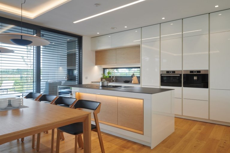 Moderní dům, který je skvělou ukázkou našeho HANÁK INTERIOR CONCEPT. Kompletní interiér včetně interiérových dveří je sladěný do toho nejmenšího detailu. V…