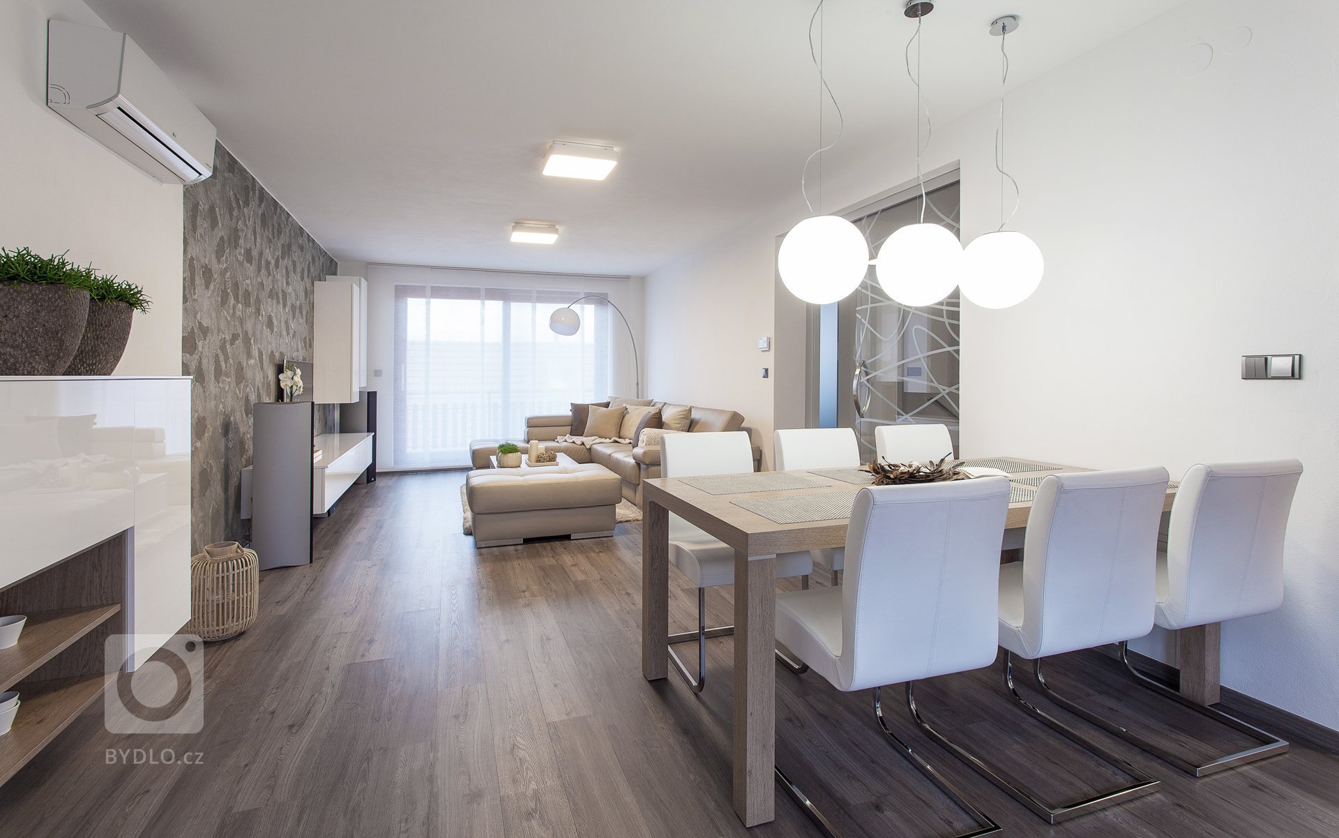 Navazujeme na předchozí realizaci, kde jsme nejprve&nbsp;představili byt rodičů v přízemí.&nbsp;Dnes pokračujeme prohlídkou 1. patra, kde bydlí mladý manželský…