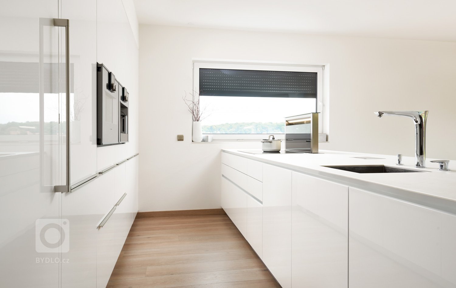 Majitelé rodinnéhodomu preferují kvalitní designový nábytek. Proto sáhli po moderní kuchyni HANÁK v bílém laku. Střídmý vzhled kuchyně COMFORT a čisté, ničím…