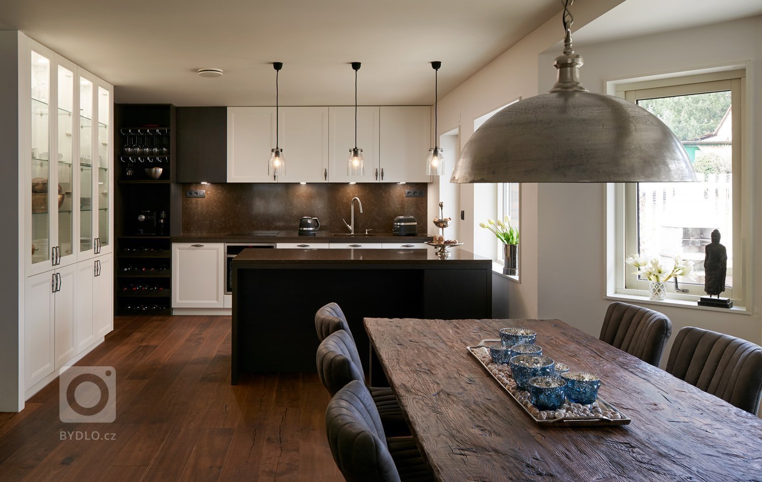 S následujícím modelem kuchyně potěšíme obdivovatele klasických kuchyní, které mají svěží, téměř současný vzhled. Díky tomu se dobře adaptují i do moderních…