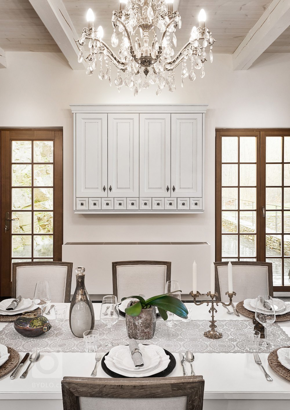 Rustikální a moderní kuchyně ve stylovém bydlení. Kuchyně MILANO a její typická profilovaná dvířka s ruční jemnou patinou a dalšími rustikálními prvky v…