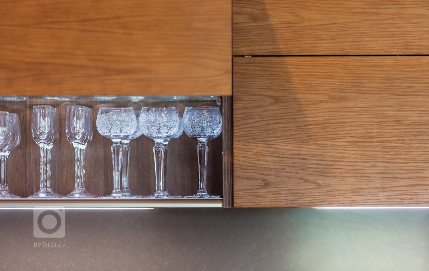 Realizace moderní kuchyně pro klientku z Bratislavy, která měla jasnou představu o stylu i materiálech. Jedním z hlavních požadavků byl i obklad stěny v…