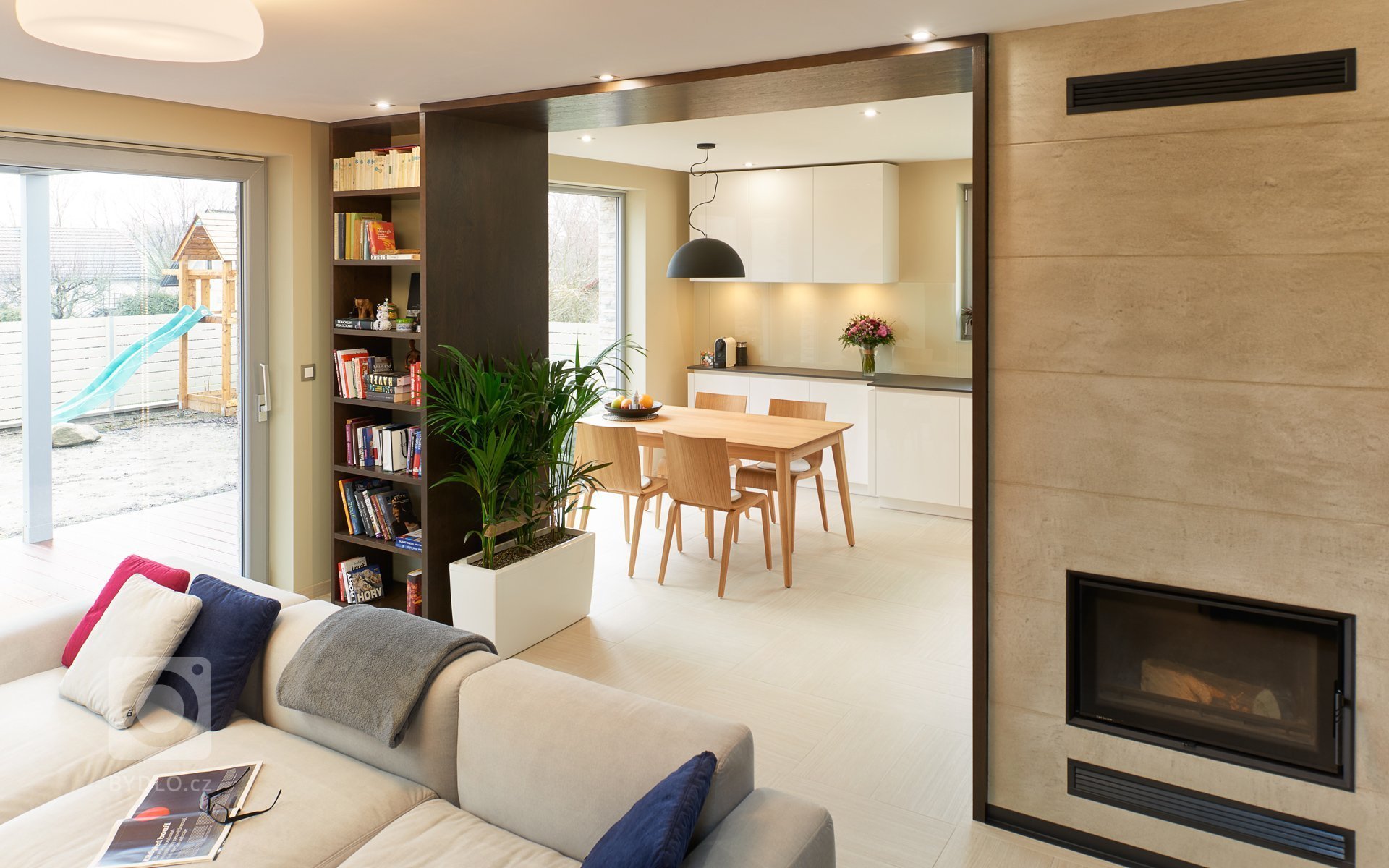 Zajímavý interiér mladé rodiny, která do svého domu zvolila kombinaci krásných materiálů. Dýha dub rustikální a lak magnolia se prolínají nejen v kuchyni a…