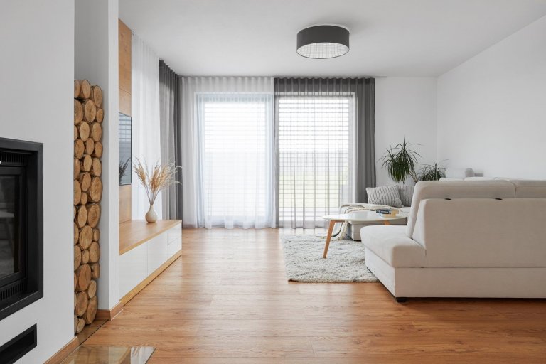 Moderní a útulné bydlení pro mladou rodinu v nadčasové kombinaci přírodní dýhy a bílého laku. Luxusní kuchyně v kombinaci přírodní dýhy dubu rustikal OLD s…